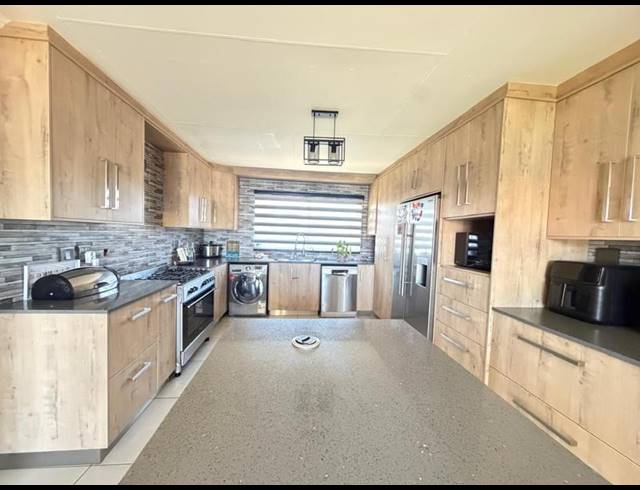 5 BEDROOM HOUSE FOR SALE IN RIVERSDALE